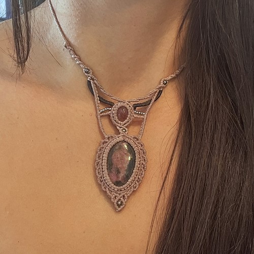 Μακραμέ κολιέ με Ροδονίτη και Φραουλίτη