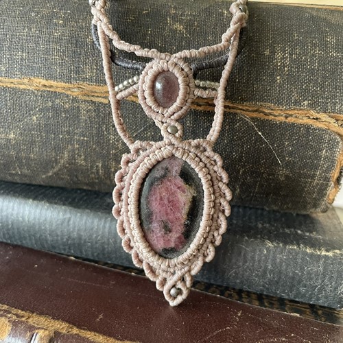 Μακραμέ κολιέ με Ροδονίτη και Φραουλίτη