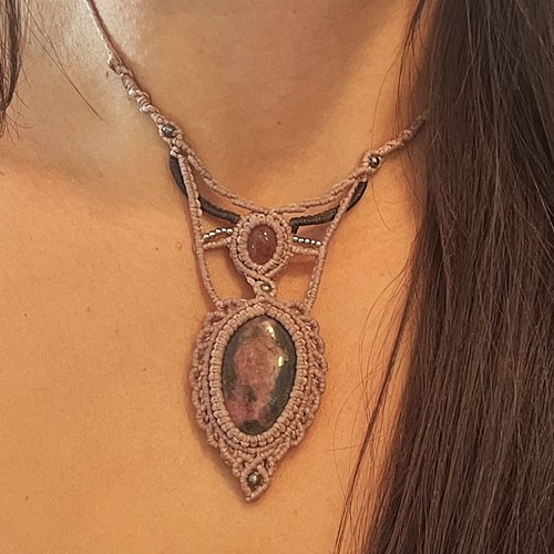 Μακραμέ κολιέ με Ροδονίτη και Φραουλίτη