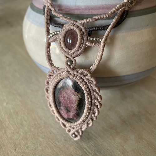 Μακραμέ κολιέ με Ροδονίτη και Φραουλίτη